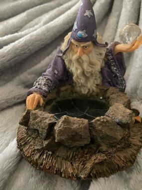 Merlin Pond Seeing Wizard Figurine with Crystal Ball EUC